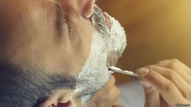 Мужчина бреется