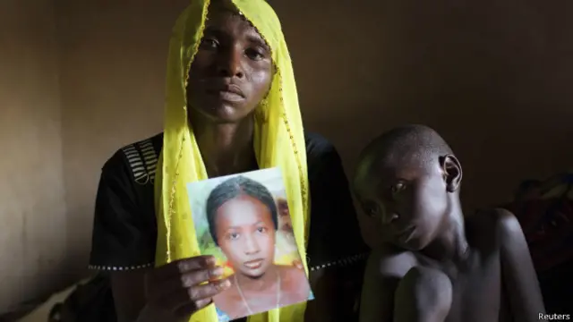 Rachel Daniel con la foto de su hija secuestrada