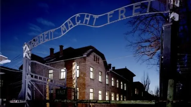 Gerbang Auschwitz, dengan moto yang ironis "Kerja itu Membebaskan"