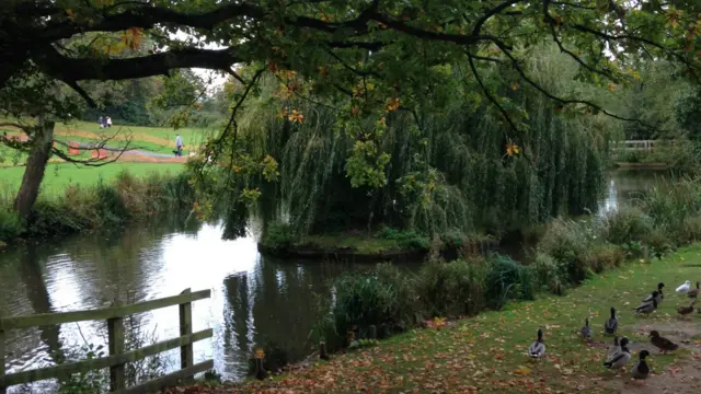 د بریتانیې د سفولک سیمې ستر ښار (اېپسویچ) د اورېل سیند تر غاړې موقعیت لري. 