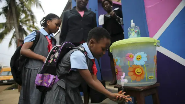 امتدحت منظمة الصحة العالمية سرعة تجاوب نيجيريا وصرامتها في مكافحة الفيروس.