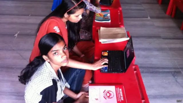 इंटरनेट की शिक्षा लेती लड़कियाँ