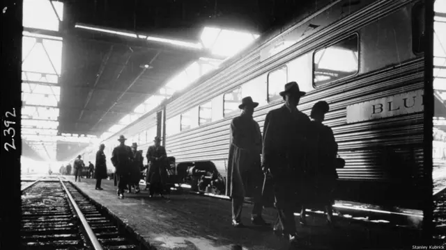 Antes de se tornar célebre por suas obras primas, o diretor americano Stanley Kubrick trabalhou como aprendiz de fotógrafo na revista Look (Stanley Kubrick)