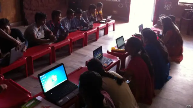 इंटरनेट सीखते बच्चे, दिल्ली