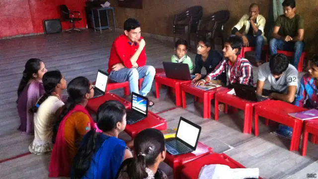 इंटरनेट सीखते बच्चे