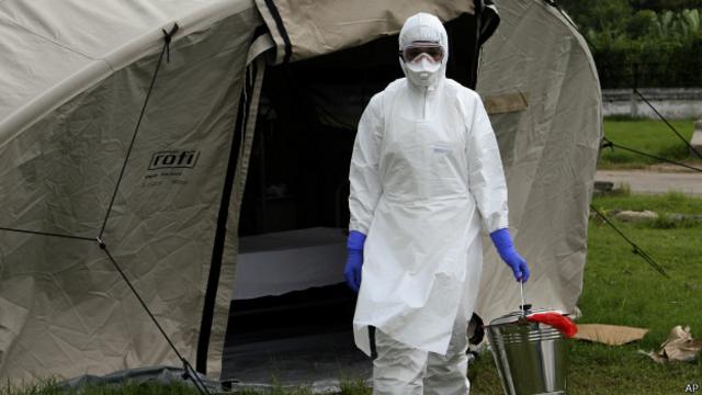 Enfermera se entrena en Cuba en el tratamiento de ébola