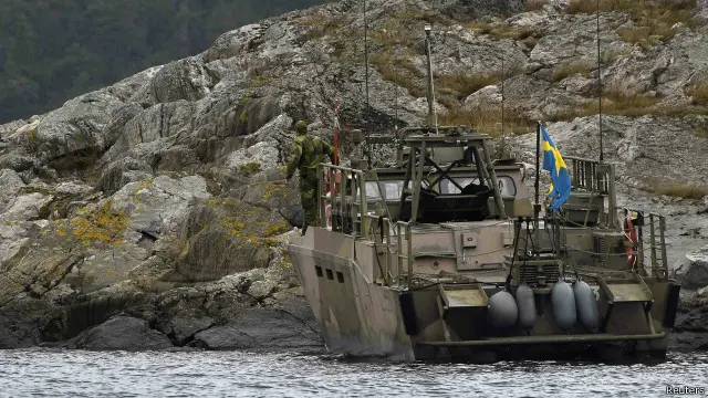 Sebuah kapal tempur Swedia dalam pencarian kapal selam "asing" misterius itu.