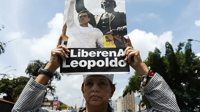 Partidarios de López se manifiestan a las puertas del juzgado.