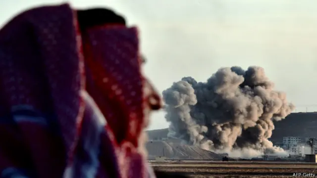 امریکی فوج نے کہا ہے کہ اس کی فضائیہ نے کوبانی شہر کے اطراف میں اتوار اور پیر کے درمیان چھ بار فضائی حملے کیے