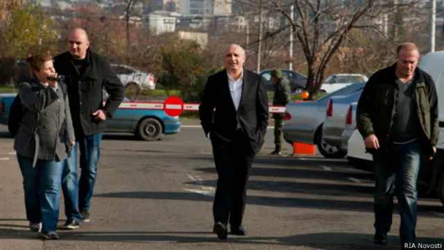 Вано Мерабишвили (в центре)