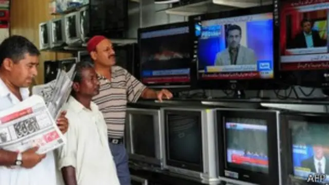 पाकिस्तान में टीवी पर ख़बरें देखते लोग