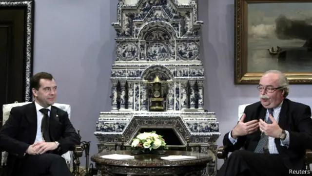 با مدودف نخست وزیر روسیه - دومارژری از مدافعان جدی سیاست دولت روسیه بود