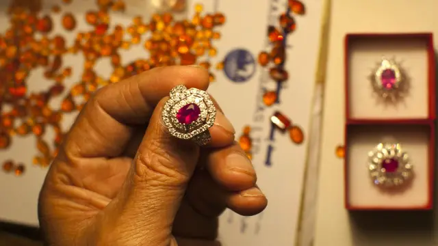 ایسا لگتا ہے کہ ہیرا ان کے لیے ہمیشہ ہی منافعے کا سودا رہےگا