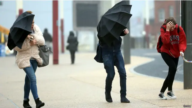 بلغت سرعة الرياح 100 كيلومتر في الساعة