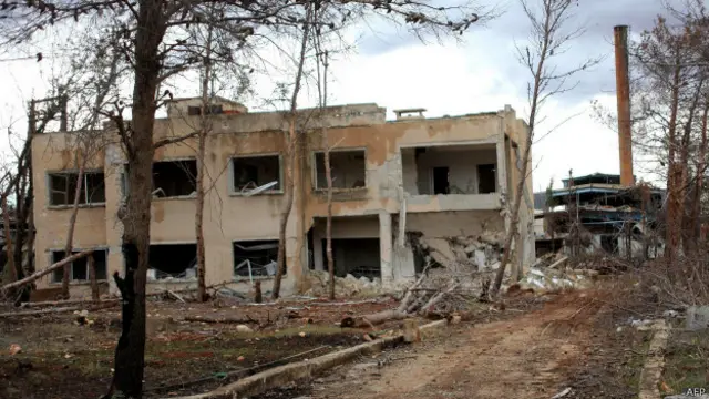 جنگ کی وجہ سے حلب شہر کا زیادہ تر حصہ کھنڈر بن چکا ہے۔