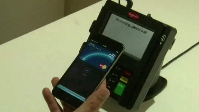 د کارډ له لګولو پرته د پیسو اخیستلو وسیلې به چې لا له وړاندې د بریتانیا په ډېری پلورنځیو کې لګول شوي دي، په همدې اوسنۍ بڼه اپل پی ومني.