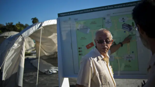 Jorge Pérez, jefe del instituto cubano de Medicina Tropical, en el campo de entrenamiento para médicos cubanos que van a ir a África a combatir el ébola