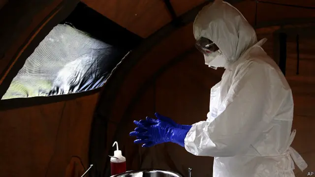 Un médico cubano durante un entrenamiento antes de partir a comabtir el ébola.