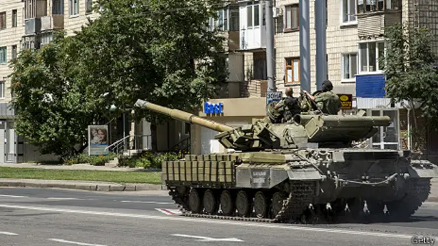 Танк пророссийских сепаратистов на улице Донецка
