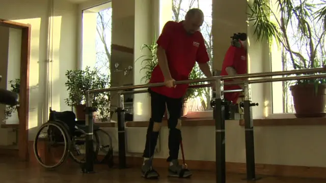 ڈیرک فیدیکا اب ایک فریم کی مدد سے نہ صرف چل سکتے ہیں بلکہ گاڑی بھی چلا سکتے ہیں