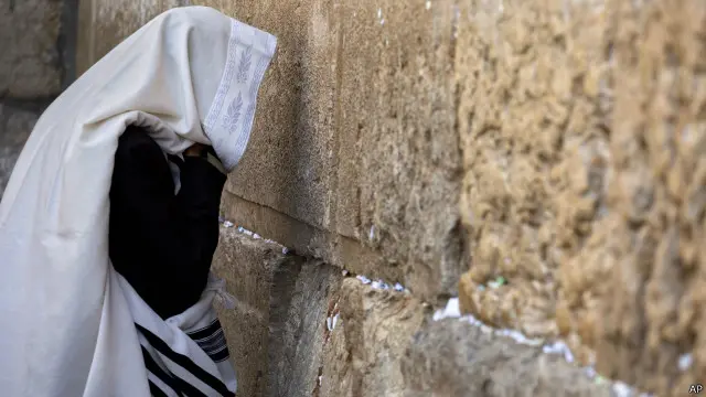 الحائط الغربي في القدس من أقدس الأماكن التي يصلي فيها اليهود.
