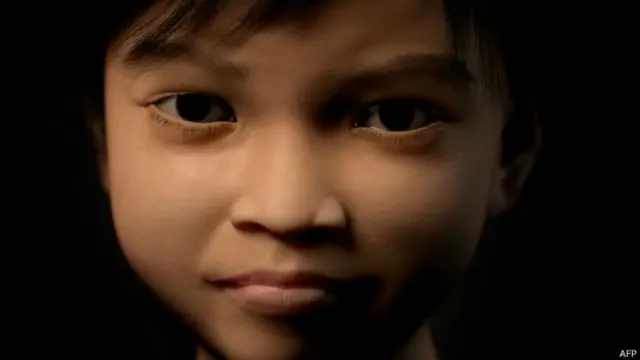 Empat orang bekerja di chat room menyamar sebagai gadis Filipoina usia 10 tahun.