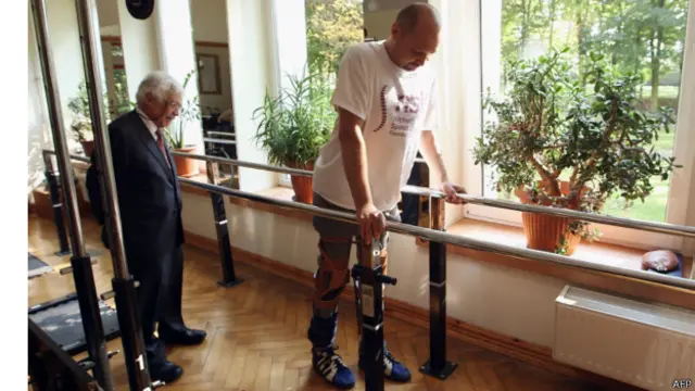 در ابتدا آقای فیدیکا راه رفتن را با کمک میله حمایت و آتل های مخصوص آغاز کرد