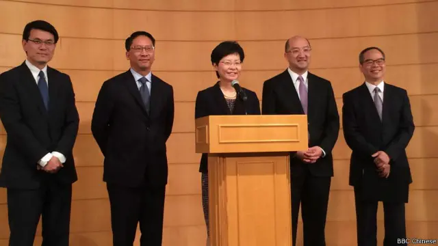 香港政府与学联代表两小时的对话结束后，港府代表、政务司长林郑月娥（中）承认双方分岐很大。