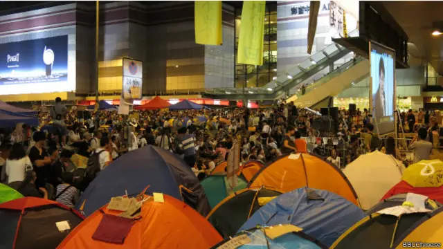 政府与学联进行对话，并设直播，多个占领区示威者聚集看对话情况，截至下午6时30分，金钟已迫爆。