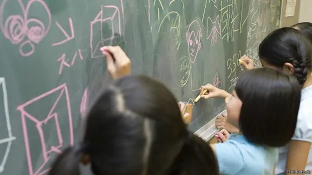 Ученики рисуют на доске в классе