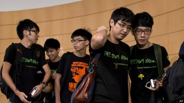 Líderes estudiantiles abandonan una rueda de prensa en Hong Kong