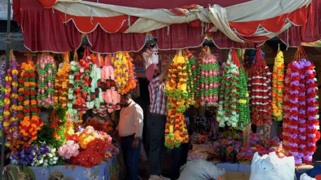 دیوالی کے موقع پر ان بازاروں میں خوب رونق ہوتی ہے جہاں دیے، پٹاخے اور مالائیں فروخت ہوتی ہیں۔