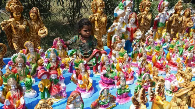 دیوالی کا تہوار راون پر ہندو دیو رام کی فتح کے بعد ایودھیا جانے کی یاد میں منایا جاتا ہے۔