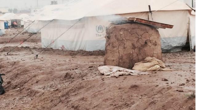 يمارس اللاجئون حياتهم اليومية في المخيم مستخدمين وسائل بدائية مثل الفرن.