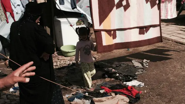 بعض اللاجئات قضين ليالي وصفوها بالسوداء بسبب دخول مياه الأمطار داخل الخيمة.