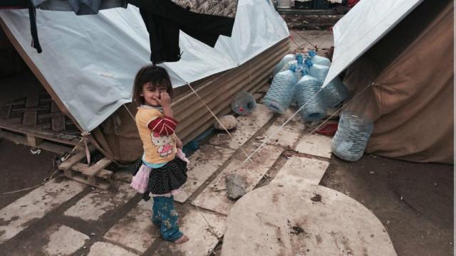 يعاني كثير من اللاجئين الذين اضطروا للنزوح إلى بعض المخيمات في أربيل خاصة في الشتاء.