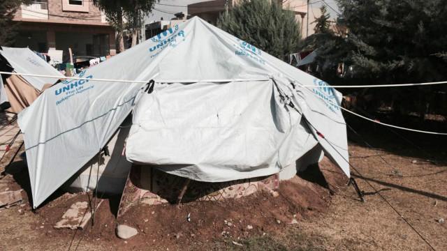 يقضي اللاجئون أياما أحيانا داخل خيمة صغيرة بسبب الأمطار وأحوال الجو السيئة.