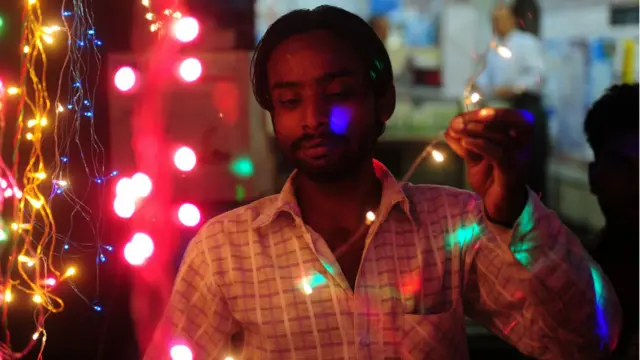 دیوالی کو روشنی کا تہوار بھی کہا جاتا ہے۔ دیوالی کے موقعے پر گھروں میں دیپ جلا کر روشنی کرنے کی روایت بہت قدیم ہے۔ 