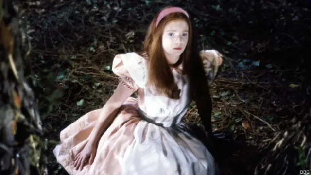 Fotograma de una versión de Alicia en el País de las Maravillas producida por la BBC