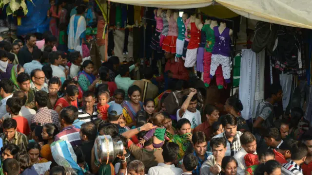 بھارتی شہروں میں دیوالی کی تیاریوں کے لیے شہری بازاروں کا رخ کر رہے ہیں اور بازاروں میں سخت بھیڑ دیکھی جا رہی ہے۔