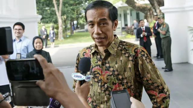 Presiden Jokowi dituntut segera mengumumkan nama-nama menterinya.
