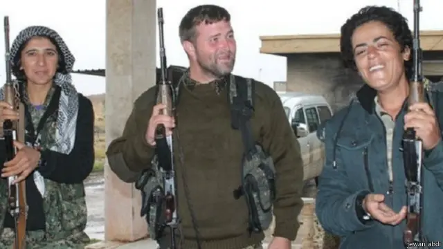 جرمی وودوارد (ایستاده وسط) در عراق و افغانستان جزو نیروهای نظامی آمریکا بود