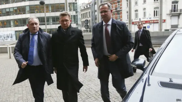 Во вторник в Бельгии высадился российский переговорный "десант" во главе с Алексеем Миллером (в центре)