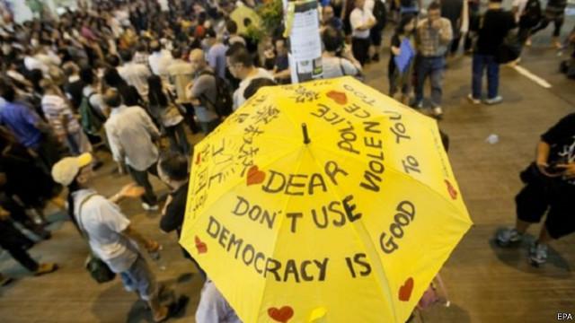 لا يزال المتظاهرون في الشوارع في مونغ كوك وأجزاء أخرى من هونغ كونغ
