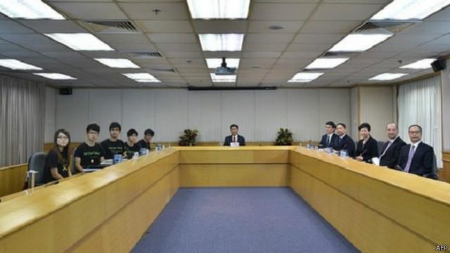 قادة الاتحاد الطلابي في هونغ كونغ يجتمعون مع ممثلي الحكومة