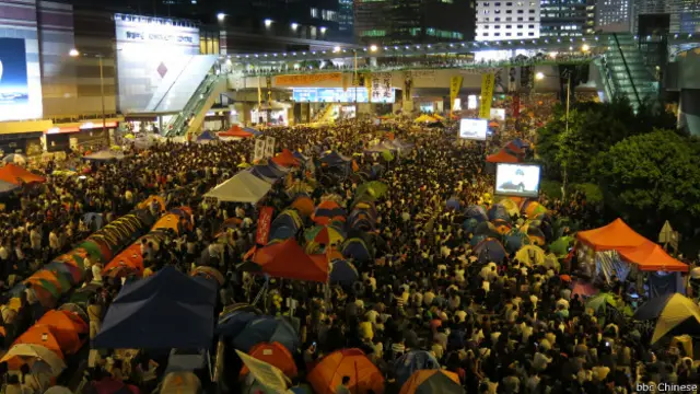 董建华指中央对香港警方完全有信心，和平处理事件。