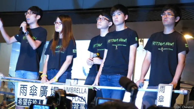 (从左至右)香港学联代表钟耀华、梁丽帼、罗冠聪、岑敖晖与周永康在金钟向群众讲话(BBC中文网图片21/10/2014)