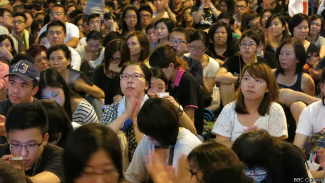 香港“占领中环”运动支持者在金钟集会上(BBC中文网图片21/10/2014)