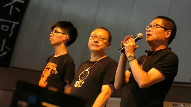香港“占领中环”运动发起人陈健民(右)、戴耀廷(中)与学民思潮召集人黄之锋(左)在金钟向群众讲话(BBC中文网图片21/10/2014)