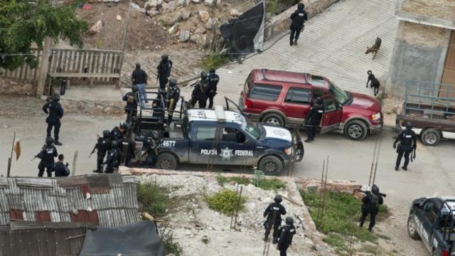 Policías federales buscan a estudiantes desaparecidos en Guerrero, México. Foto: AFP/Getty